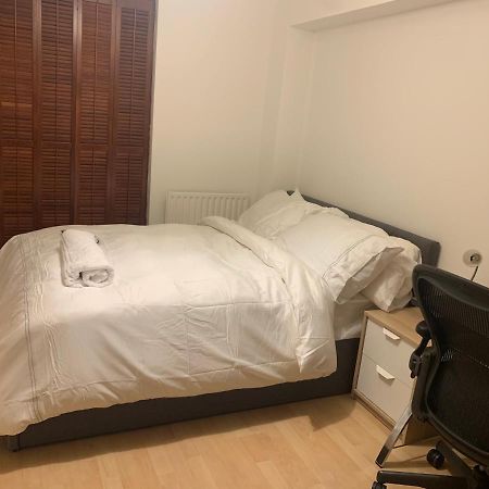 Lovely Room, Free Parking In Private Gated Place London Bagian luar foto