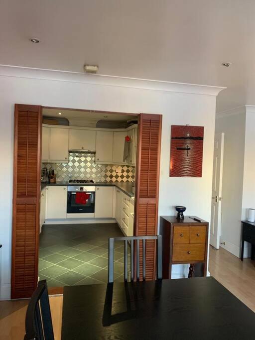 Lovely Room, Free Parking In Private Gated Place London Bagian luar foto
