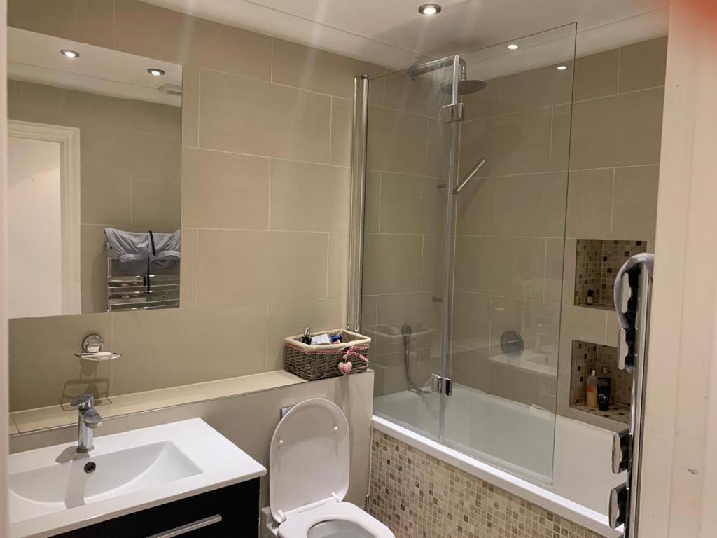 Lovely Room, Free Parking In Private Gated Place London Bagian luar foto